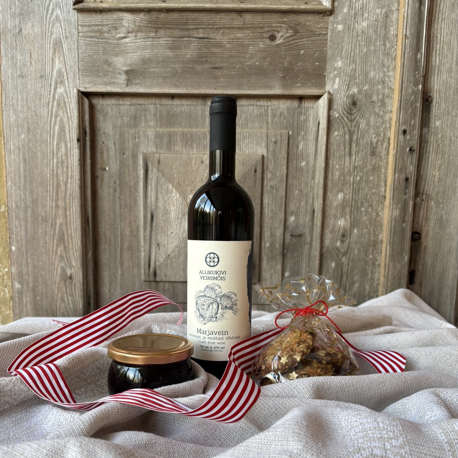 Kinkepakk koos marjaveiniga